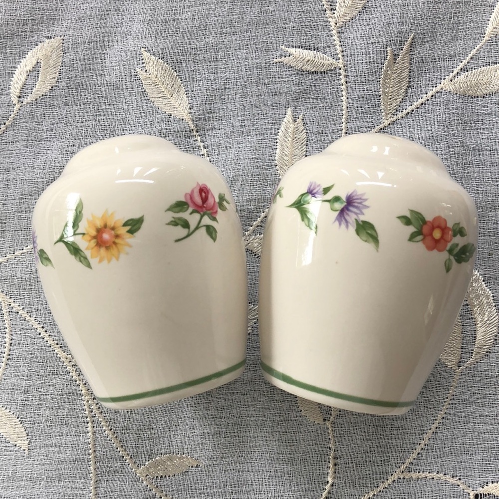 Vintage Pfaltzgraff “OLIVIA” Salt and Pepper Shaker Set Discontinued Stoneware